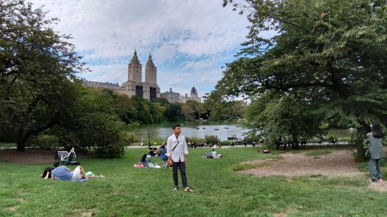 Penulis ketika berada di Central Park, New York. - Gambar oleh Rahayu MN