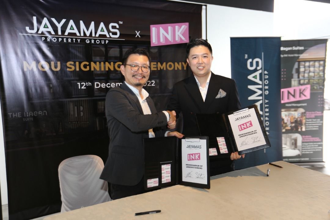 Pengarah Urusan Kumpulan Jayamas Property Ooi Wei Chong (kiri) bersama pengarah urusan Kumpulan Pengurusan Hotel INK Tan Yen Hong semasa majlis menandatangani perjanjian awal bulan ini. - Gambar oleh Ian McIntyre