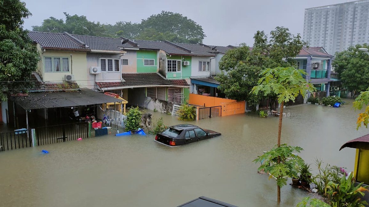 Rumah Luqman di Taman Bukit Kemuning ditenggelami air menyebabkan banyak barang keperluan harian rosak. - Gambar ihsan Luqman