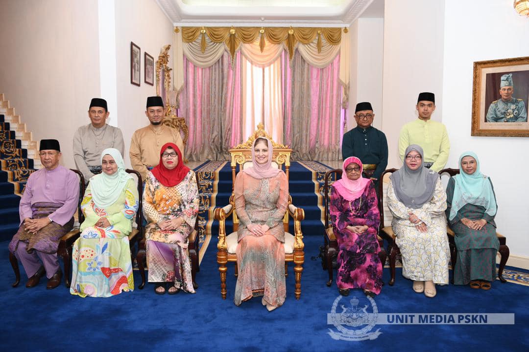 Sultanah Kelantan, Nur Diana Petra Abdullah membuat kemunculan pertama apabila menerima menghadap rombongan pertubuhan PKDK di Istana Negeri Kubang Kerian, semalam. - Gambar dari Facebook Pejabat Sultan Kelantan