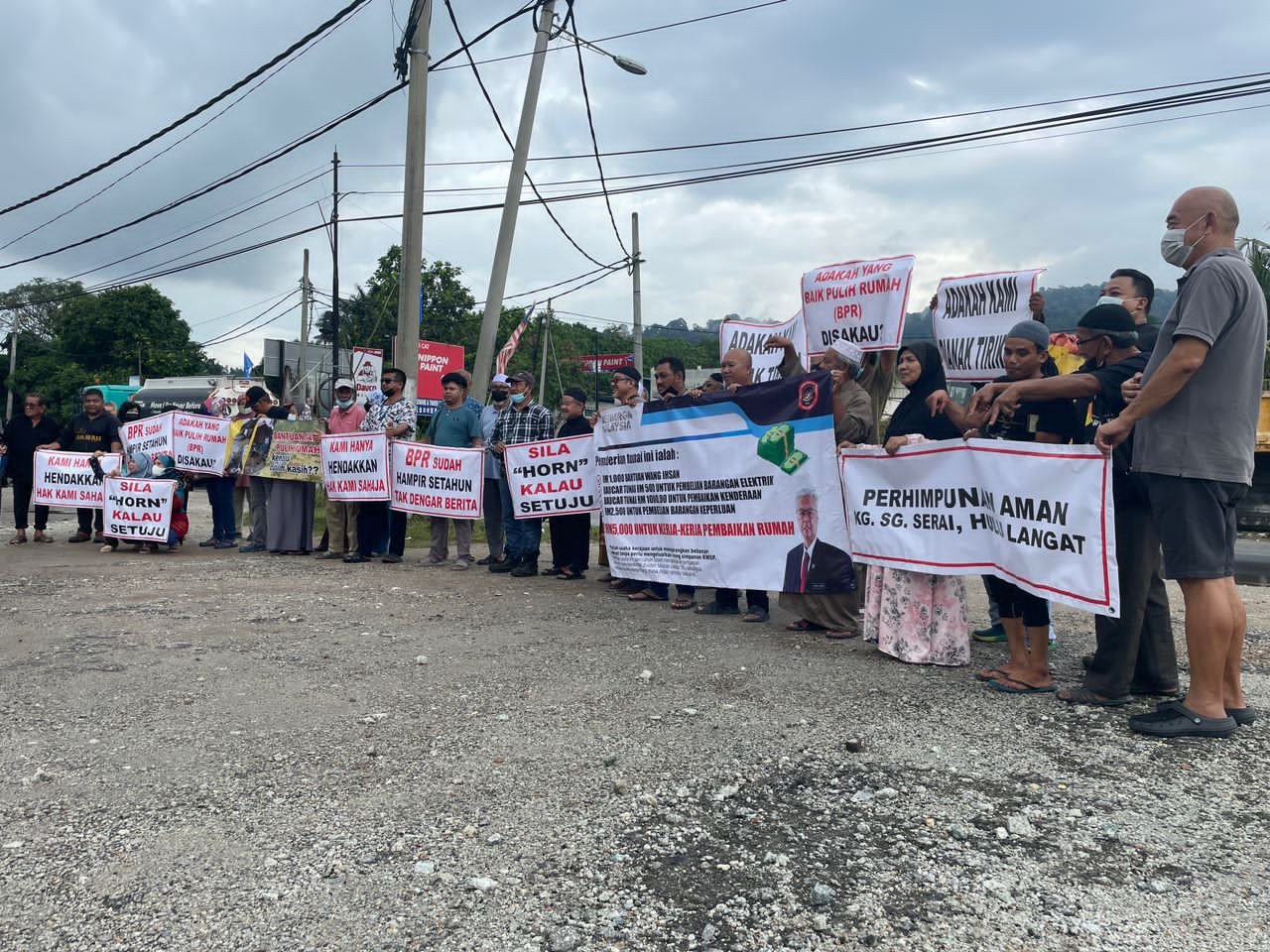 Demonstrasi tersebut disertai lebih 30 penduduk yang membawa pelbagai sepanduk di tepi jalan Kampung Sungai Serai, bagi menzahirkan rasa tidak puas hati masing-masing selepas nasib mereka dipandang sepi oleh pihak bertanggungjawab - Gambar oleh Fitri Nizam