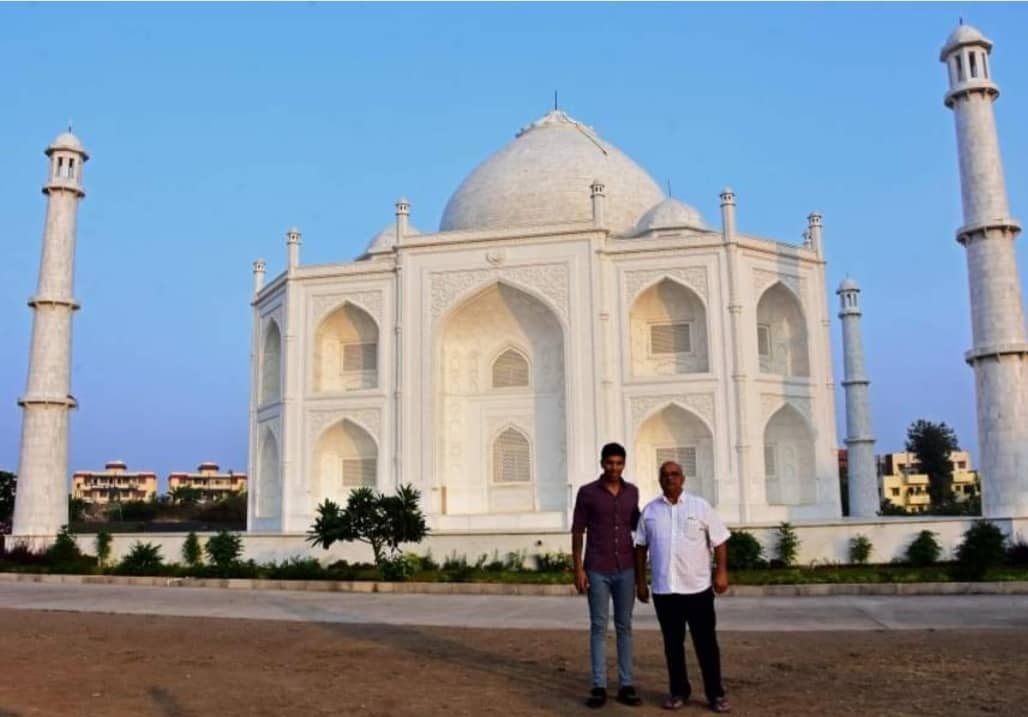Anand Prakash ( kanan) bersama anaknya Kabir bergambar di hadapan 'Taj Mahal' hadiah untuk isteri, Manjusha. - Gambar AFP