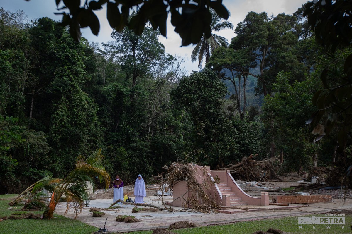 Umpama tsunami, hanya tangga yang tinggal sementara rumahnya hanyut dibawa arus deras akibat banjir di Hulu Langat. - Gambar Sairien Nafis