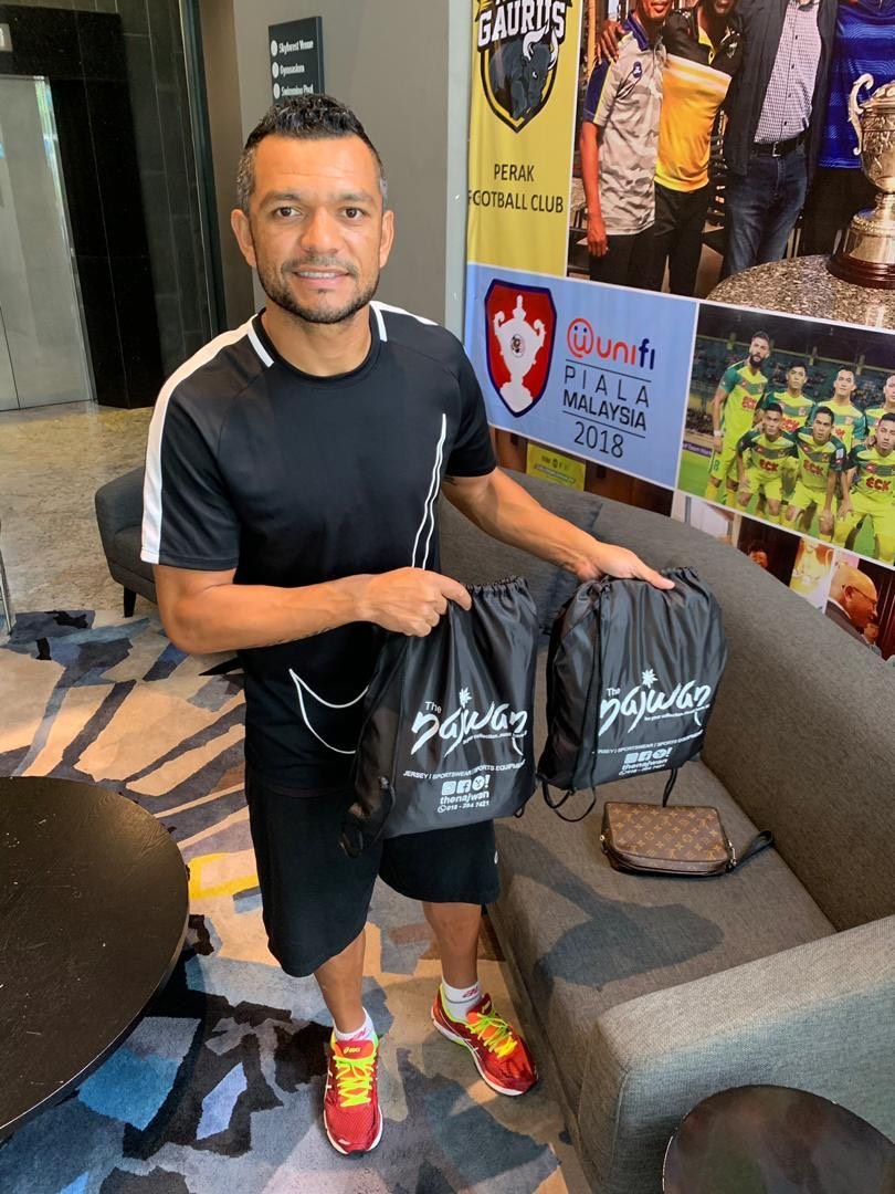 Bekas pemain import pasukan Selangor dan Sarawak, Sandro Da Silva membeli jersi jenama The Najwan.