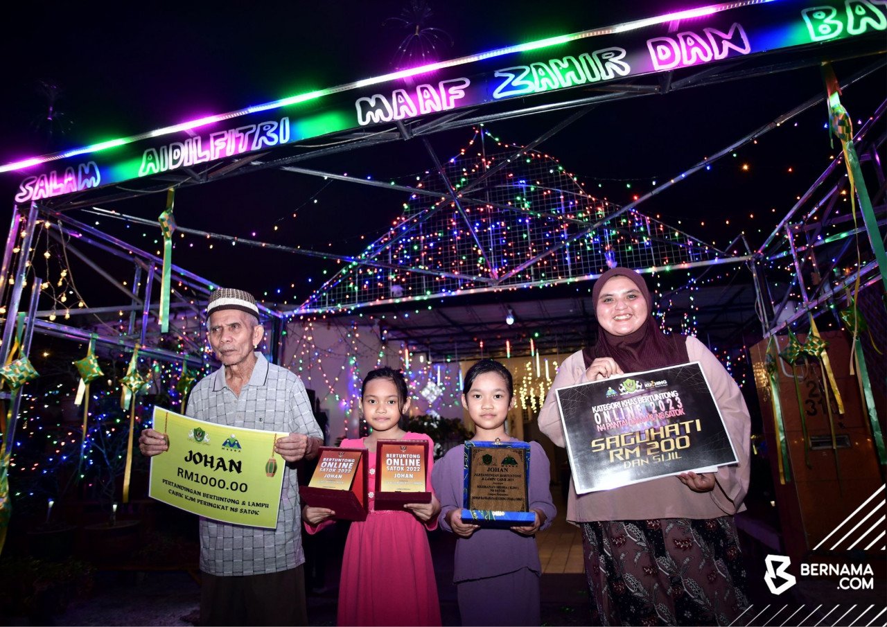 Ahli keluarga Zulaikha Ramzi menunjukkan plak dan hadiah yang dimenangi selama dua tahun berturut-turut dari tahun 2022 hingga 2023 pada Program Pertandingan Bertuntung di Kuching.