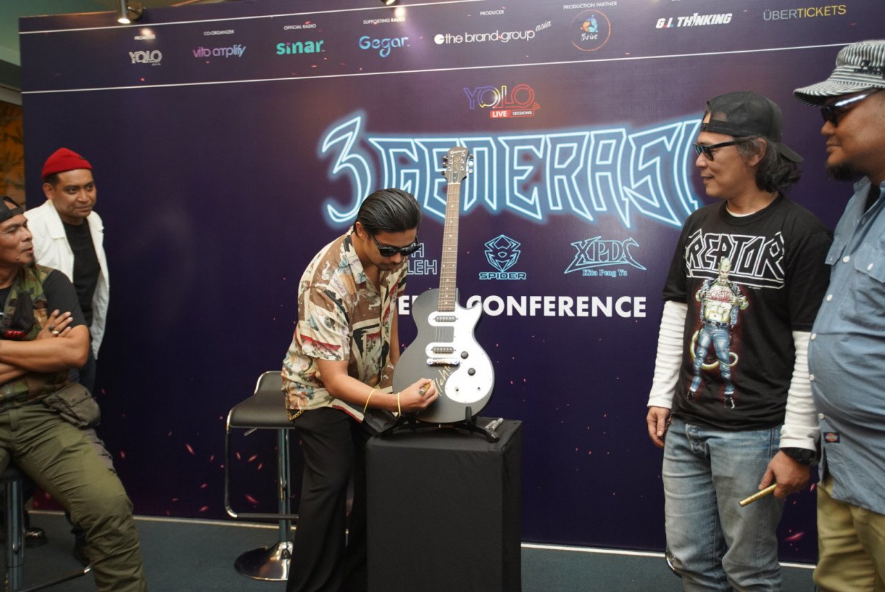 Noh Salleh menandatangani gitar sempena pelancaran 'YOLO Live Sessions: 3 Generasi' yang bakal diadakan di Zepp Kuala Lumpur, bulan depan.. 