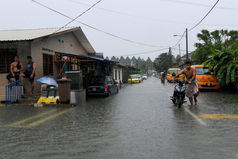 Getaran  Semasa  Lembah Klang Banjir Besar, KL, Selangor Hampir Lumpuh